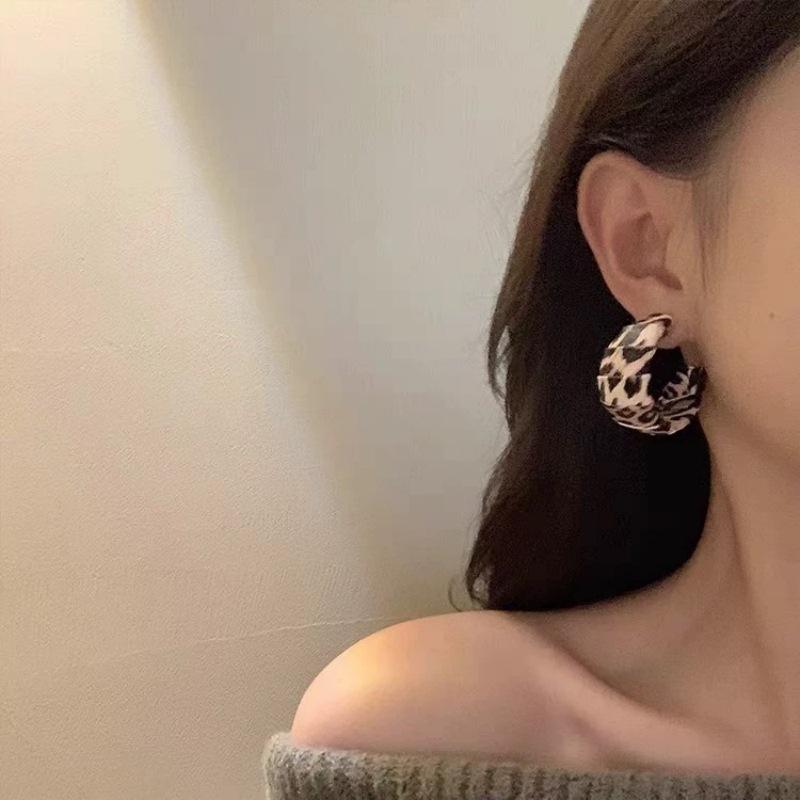 Trendy European & American Leopard Print Leather Hoop Earrings - Retro, High-End Light Luxury with Niche Personality