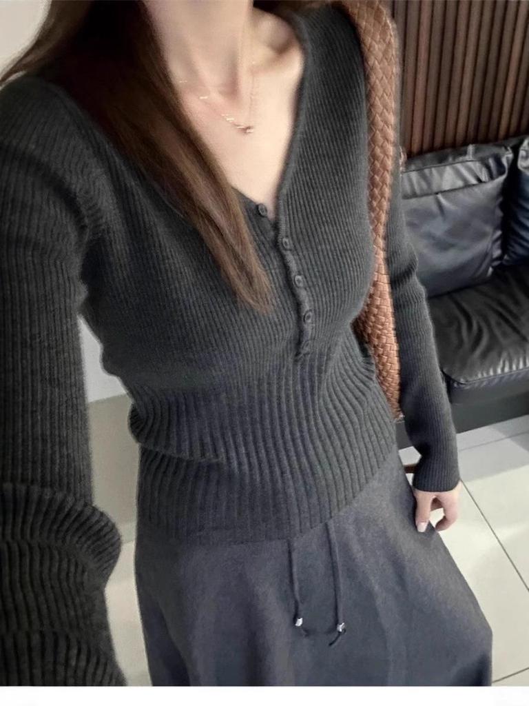 Women's Elegant V-Neck Cashmere Sweater - Slim Fit, High-Waisted, Perfect for Autumn and Winter.
