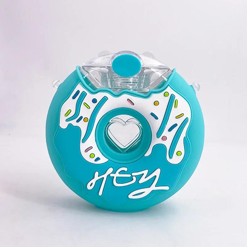 Tazza a forma di ciambella da 380 ml Tazza per alimentazione per bambini con cannucce Belle tazze d'acqua a forma di ciambelle Bottiglia d'acqua per esterni a tenuta stagna del fumetto