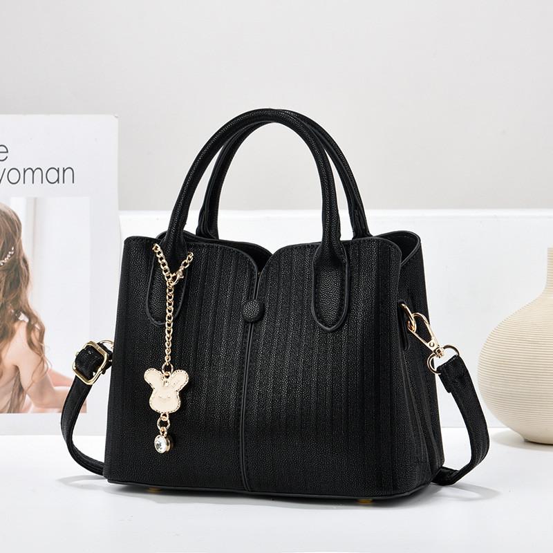 

Стильная белая сумка большой вместимости для мам. Идеальный подарок на День матери 2024 чёрный