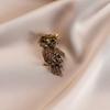 La Broche Hibou Entièrement Pavée D'éclat Dégage Un Sentiment De Haut De Gamme, De Luxe Léger Et De Niche. Il présente une broche animale rétro incrustée de diamants.