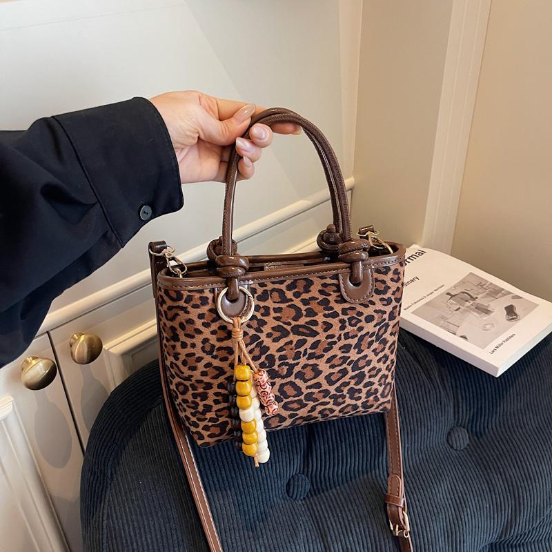 Fashionable Leopard Shoulder Bag Crossbody Handbag Matte Single Strap Handbag Versatile Design for Young Adults