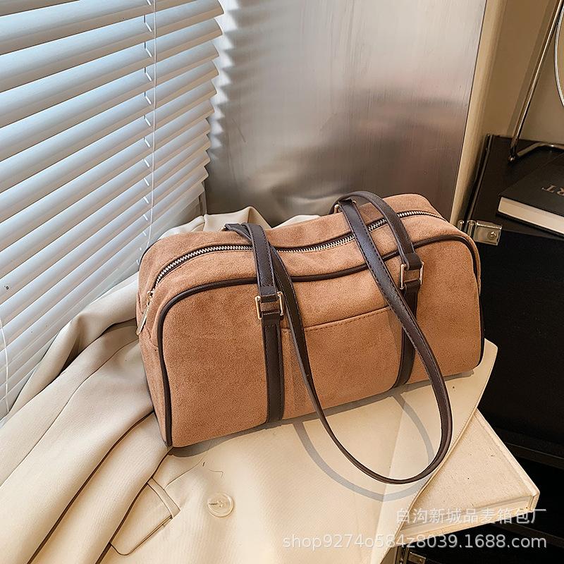 

Manufacturer s large-capacity shoulder bag autumn and winter versatile retro underarm bag 2025 suede texture casual bag women коричневый