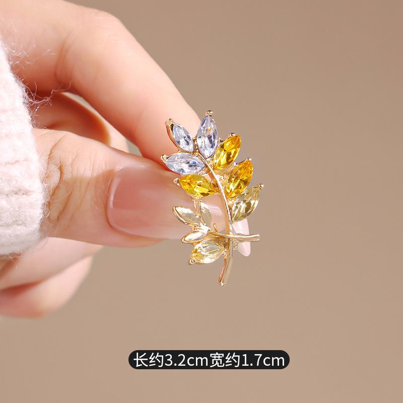 Super Flash Crystal Inlaid Yellow Wheat Ear Brooch, High-end Sense, Exquisite Wheat Ear Small Brooch Collar Buckle, Anti-light Fixing Pin