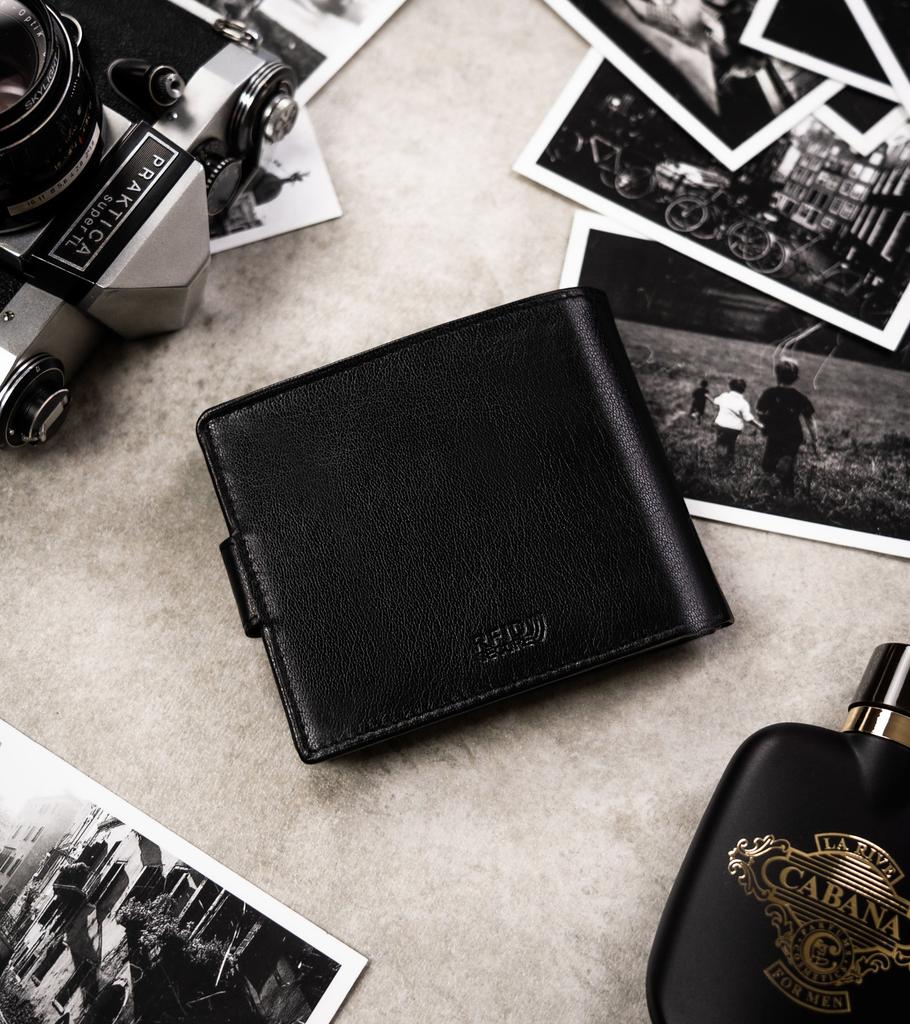Gift Set: Men's Leather Wallet and Keychain - Peterson