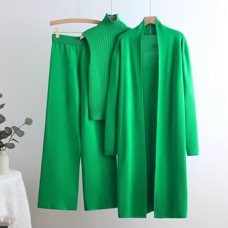 

Комплект-тройка в стиле богини: Длинный тренч, свитер-жилет с высоким воротом и широкие брюки с эластичной талией. One Size зелёный