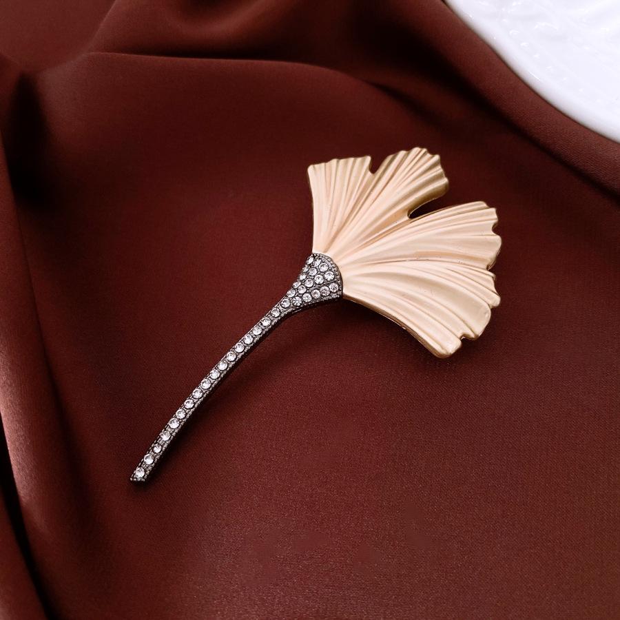 Średniowieczna Vintage Broszka z Kontrastującą Pszczołą Inkrustowana Diamentami Retro Lekki Luksus High-endowa Korsaż Wykwintne Wszechstronne Dodatki Kobiety