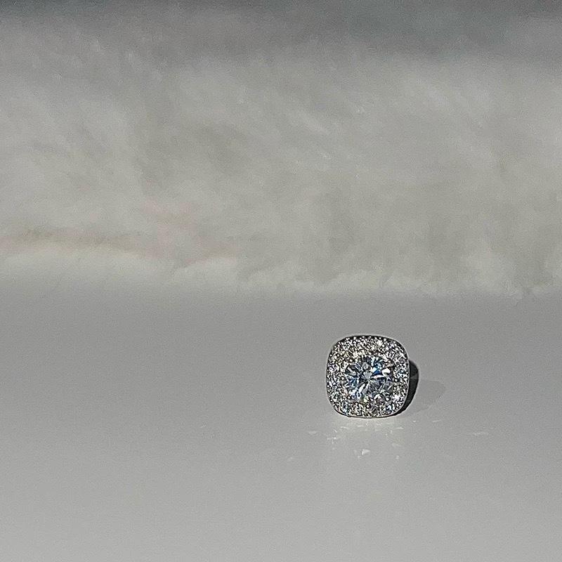 Exquisiter Zirkon-Ohrstecker: Mikro-Eingelegtes Titanstahl-Zuckerwürfel-Design für Frauen.