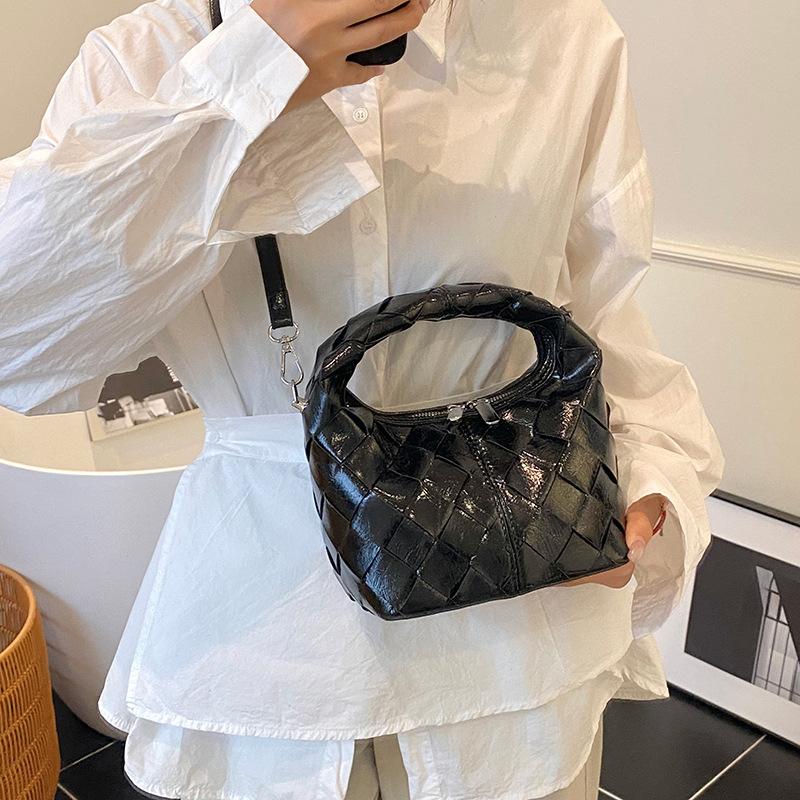 Xiaoxiangfeng diamond bag 2025 European and American new fashion niche shoulder bag women's versatile messenger dumpling bag tide
