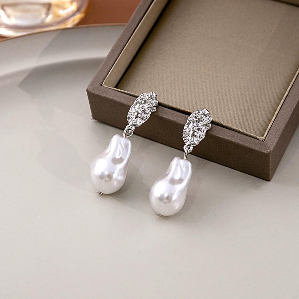New irregular pearl earrings, French retro personalized earrings, fashionable and high-end, light luxury earrings