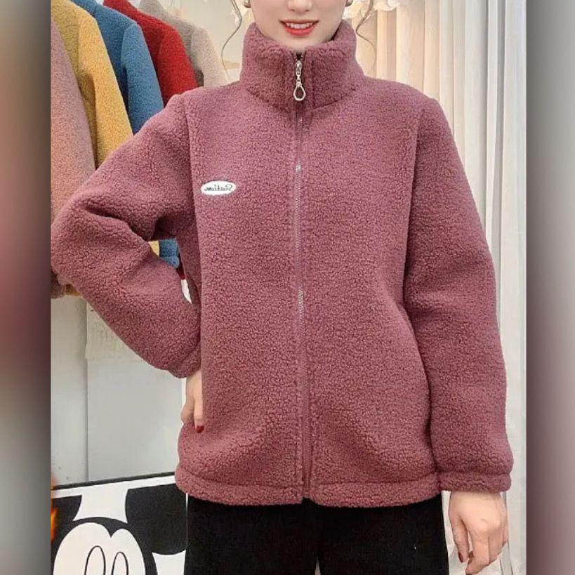 Stylová a hřejivá bunda z jehněčí vlny pro ženy 40-60: Hustý bavlněný podzimní/zimní kabát s designem z fleecu s částečkami
