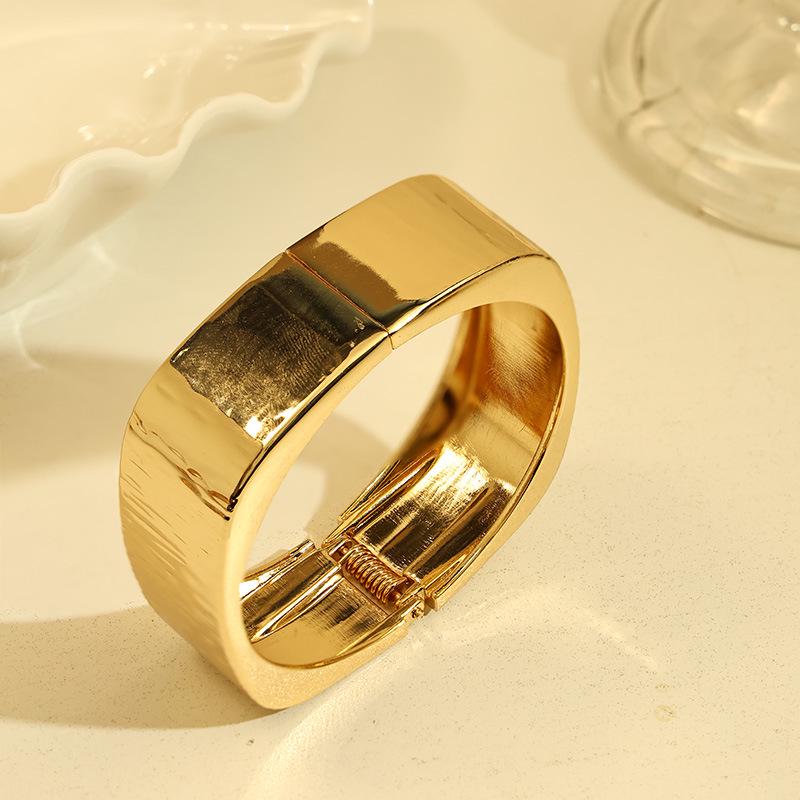 Exaggerated Design Women's Luxury Alloy Bangle with Open End