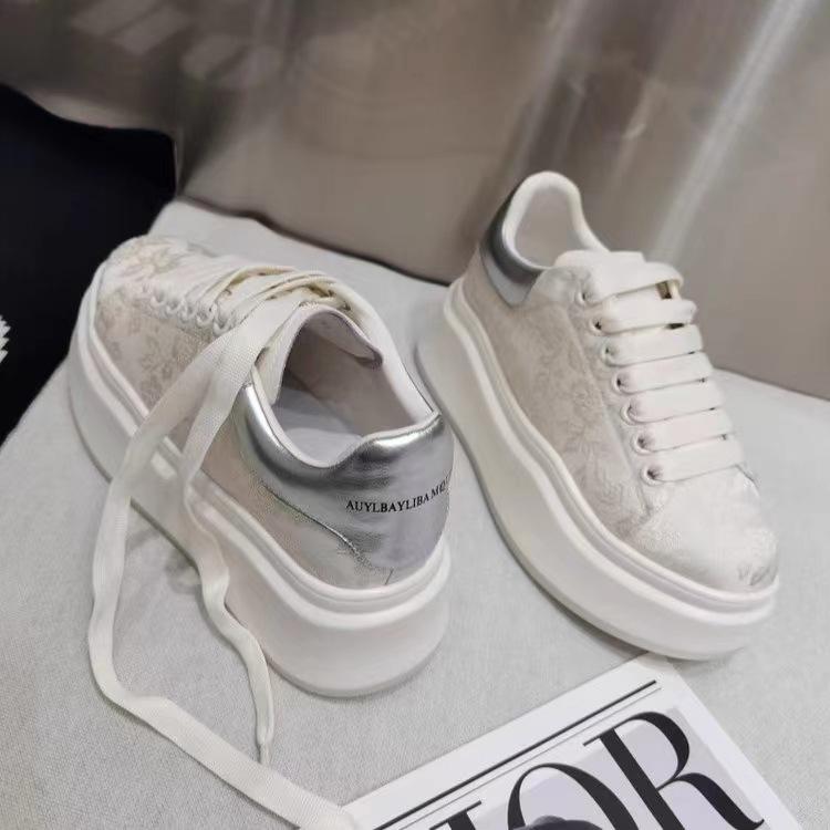 

Маленькие белые туфли на толстой подошве, увеличивающие рост, женские, лето 2025, новые, Guochao, универсальные кеды, в студенческом стиле, маленькие, супер-огненные женские туфли 40 серебряный