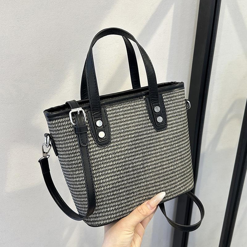 

Summer new fashion simple casual solid color versatile commuting out portable shoulder messenger bag women чёрный