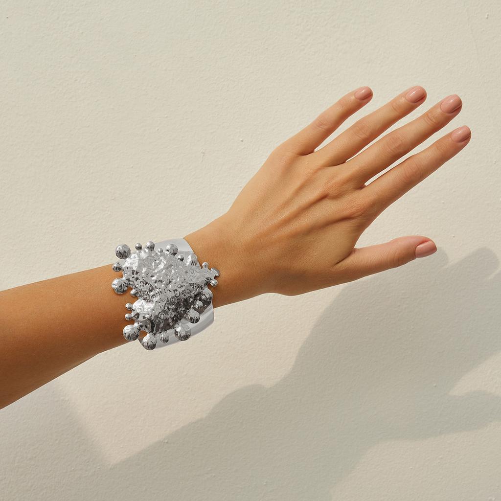 Exaggerated big love opening wide bracelet, personalized beating pattern pleated metal heart-shaped hand