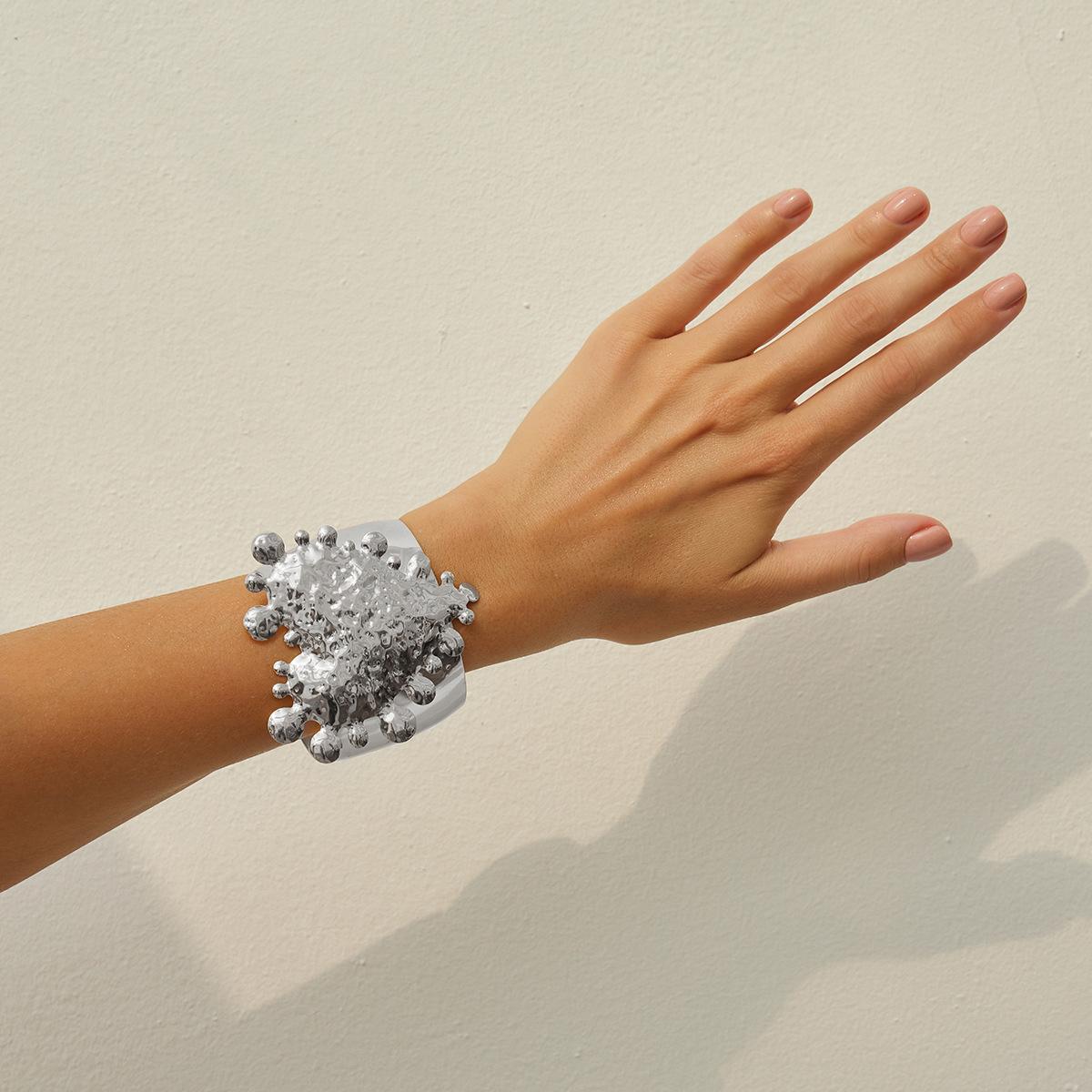 

Преувеличенный большой любви широко открывающийся браслет, персонализированный бьющийся узор плиссированное металлическое сердцевидное рука