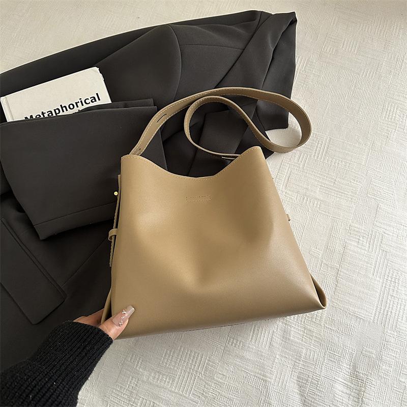 

Niche design new women s bag feeling commuter tote bag large capacity shoulder messenger bag хаки