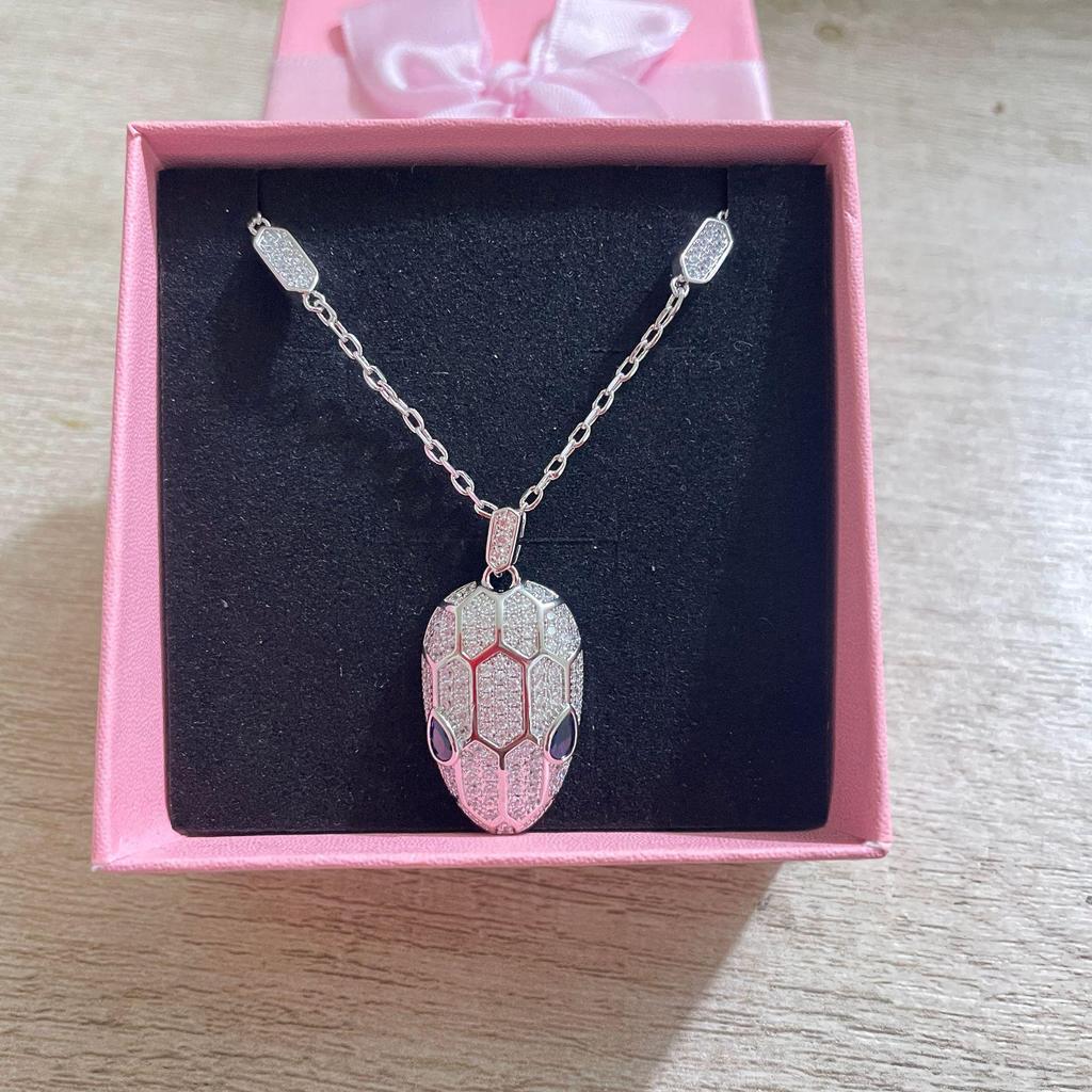 Ju Jingyi and Wu Lei Snake Head Necklace: Diamond-Studded, Gold-Plated V-Clavicle Chain, Exuding Light Luxury and Unique Style.
