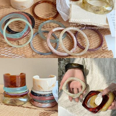 Bracciale Ampio con Onda Degradata in Acrilico: Gioielli alla moda di alta gamma per donna