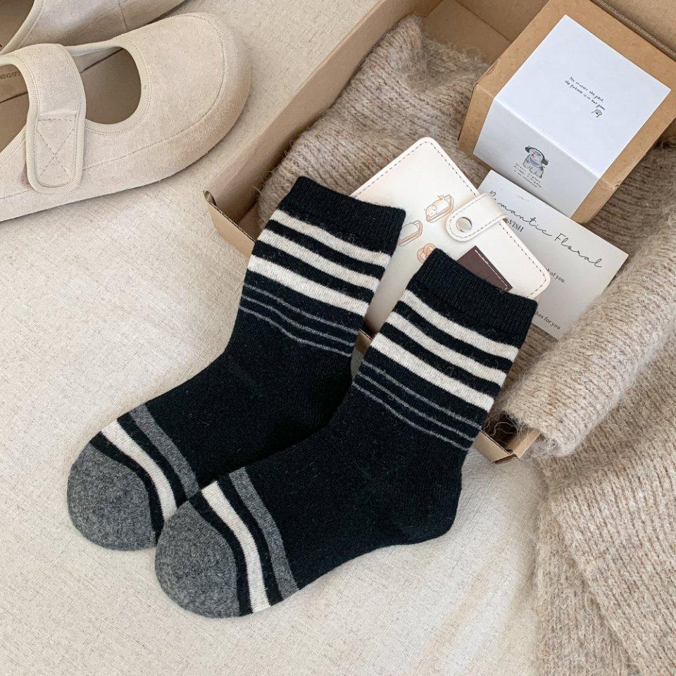 

Retro Medium Tube Socks Color Matching Thickened Warm Fashion Season Socks Contrasting Stripes Wool Stacking Stockings One size fits all чорний