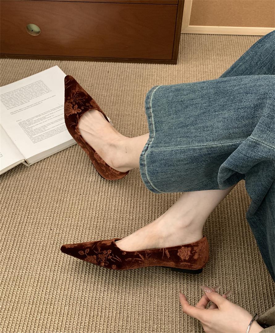 

Retro pointed French single shoes women s spring 2025 temperament flat bottom with skirt shoes one pedal lazy shoes 39 оранжевый