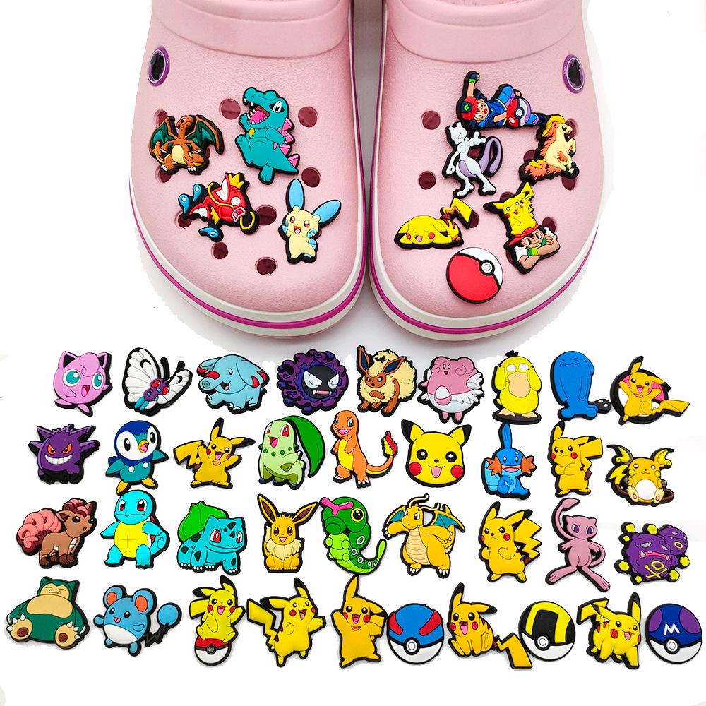 Cartoon Pokemon Pikachu Clogs mit Blumenschnallen - Weiche Gummi-Schuhaccessoires