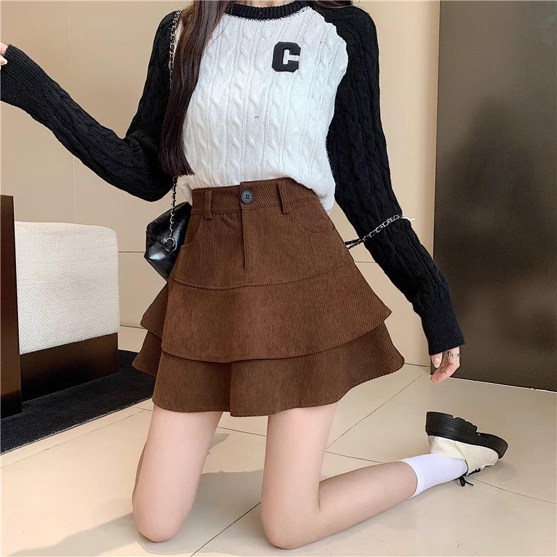 

French-Inspired Petite Black Pleated Skirt for Women - High-Waisted, Age-Defying, Perfect for Autumn/Winter Pairing with Sweaters XS