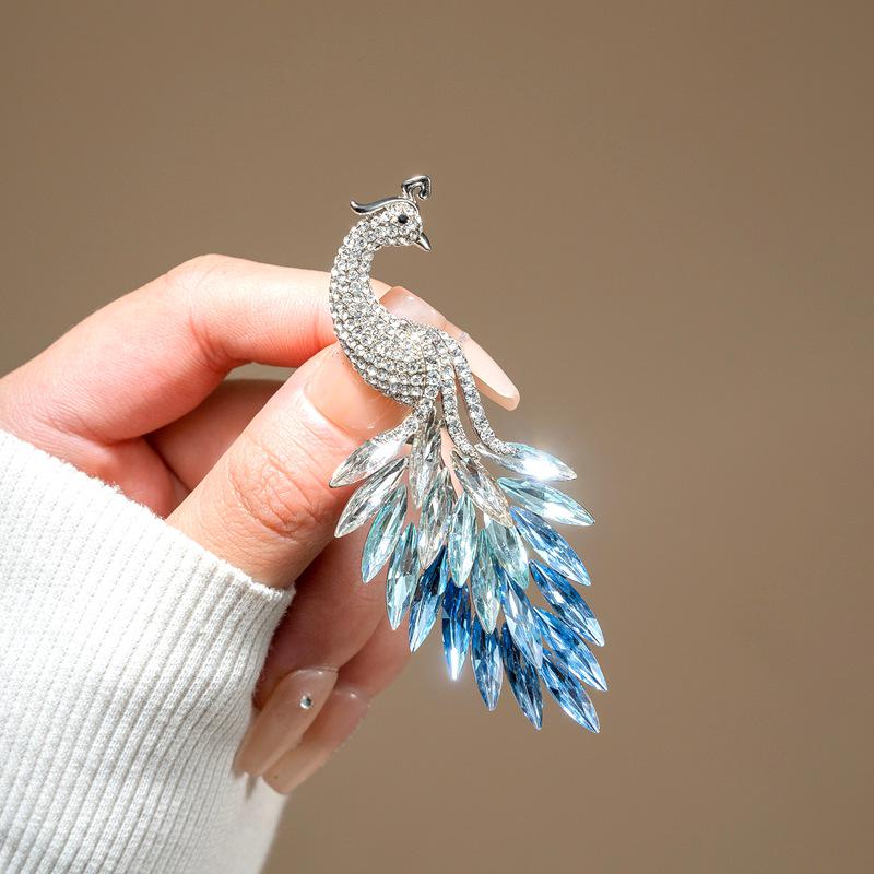 Elegante Kristall-Schmetterlingsbrosche - Funkelnde Damenmode-Anstecknadel für leichten Luxus-Anzug