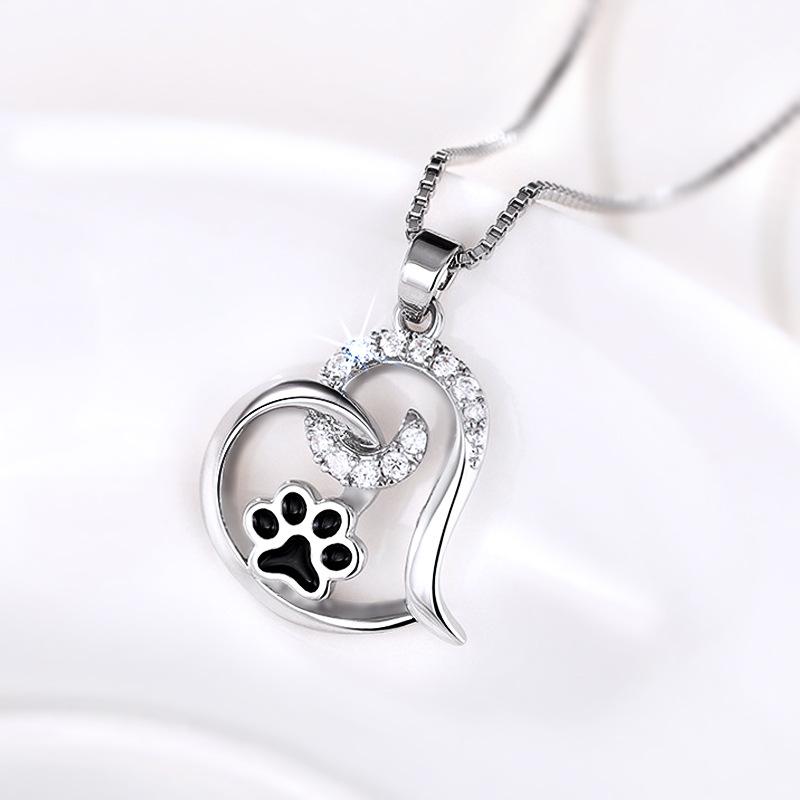 Ladies' Heart-shaped Cat Paw Pendant Necklace Collarbone Chain, Exquisite and Elegant Jewelry, Suitable for Daily Wear and Birthday Gifts