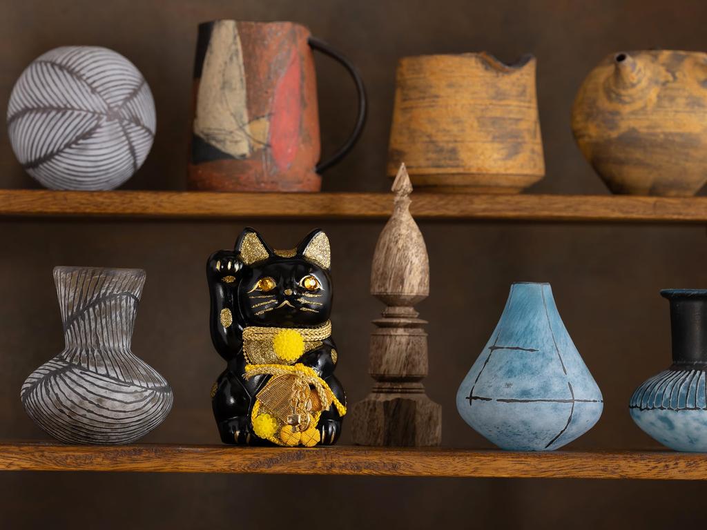 Lucky Cat Maneki Neko Right Paw Lucky Cat Maneki Neko Feng Shui Figurine with Offering Box (Lucky Cat) (S-SIZE Black) Raised/Ceramic (Lucky Cat) (fa_S