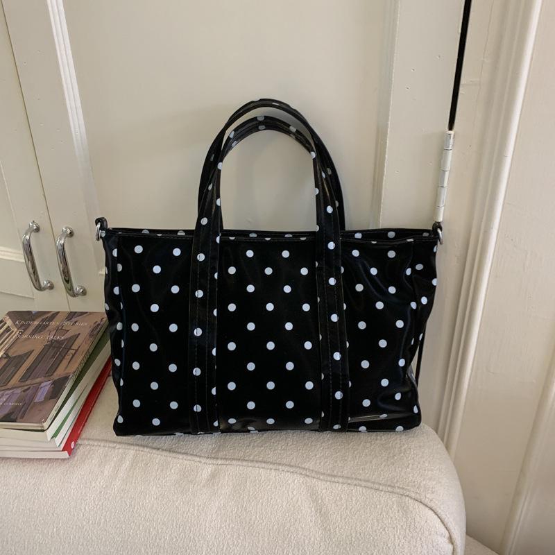 

Autumn and winter new street trend versatile shoulder bag large capacity fashion black and white polka dot go out tote bag underarm bag чорний