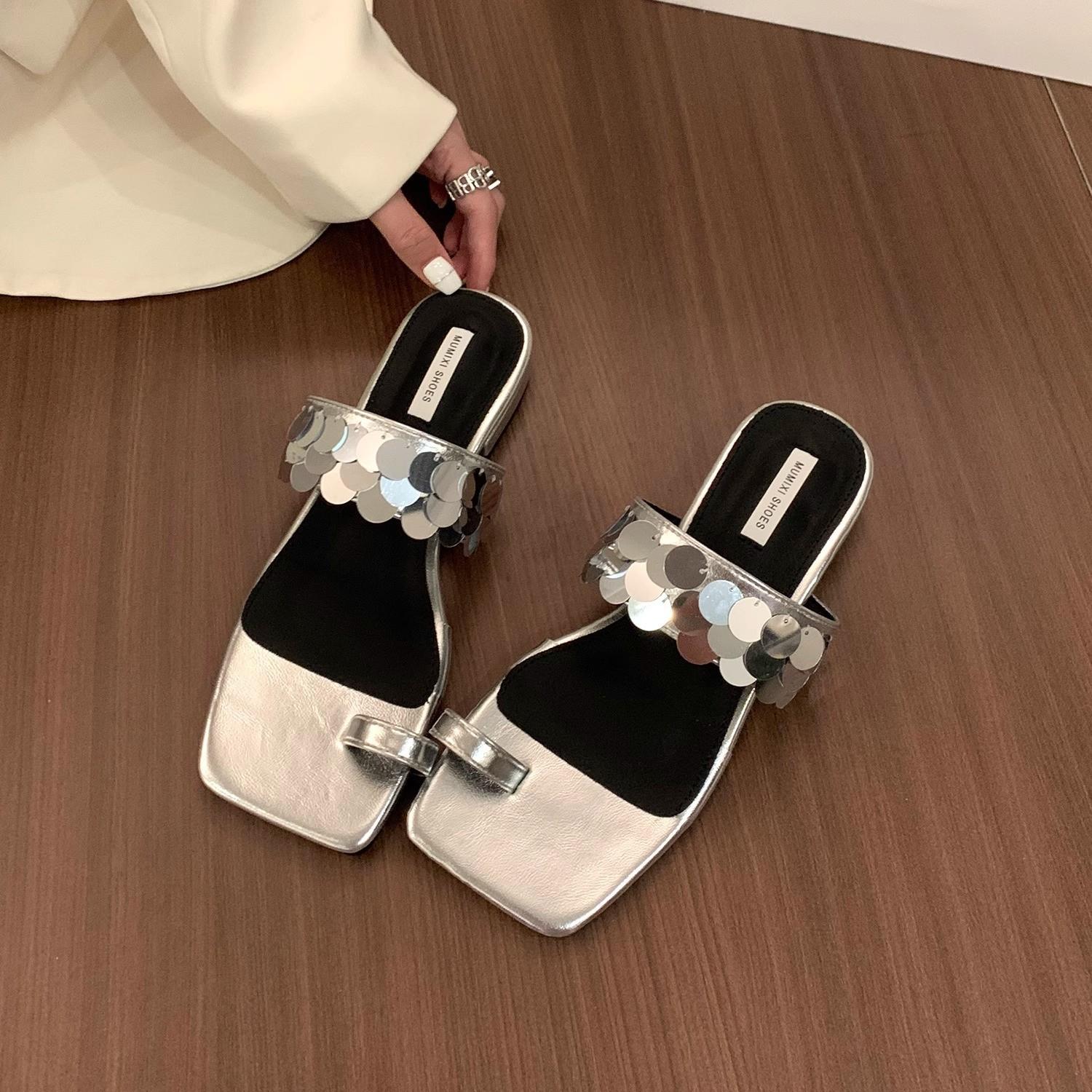 

Французские стразы, блестки, толстый каблук, корейские женские тапочки 2024 года, модные универсальные серебристые босоножки на низком каблуке, женские шлепанцы 40 серебряный