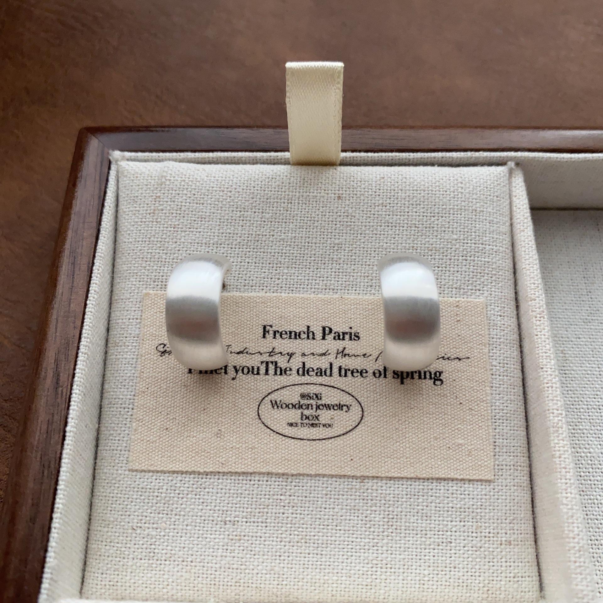 Minimalist retro C-shaped earrings, earrings are light luxury, fashionable, exquisite and eye-catching, versatile, personalized and advanced earrings