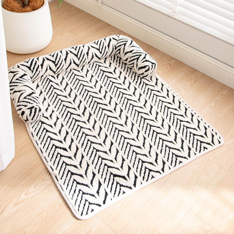 Premium Plush Non-Slip Pet Mat Thick Couch Sofa Bed for Cats Dogs Cozy Washable Dog Bed Cat Pad Pet Indoor Outdoor Travel Use