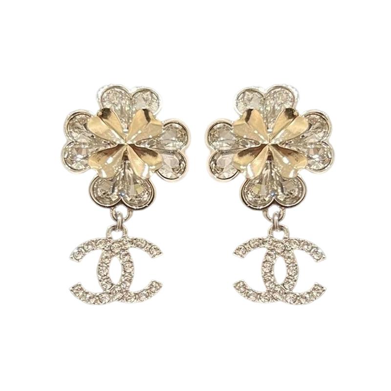 

CHANEL [23 Spring and Summer New Products] Love Gem Four-petal Flower Large Double C Pendant Earrings for Women золотий
