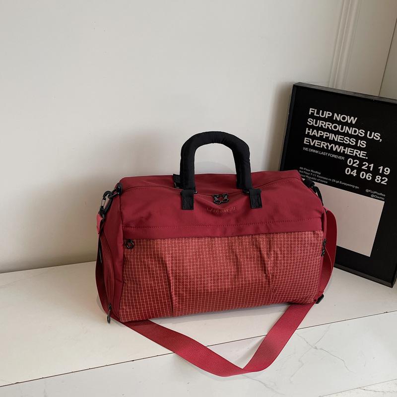 

Short Distance Travel Bag, Lightweight and Multifunctional Crossbody Sports and Fitness Bag, with A Large Capacity Bag That Can Be Lifted By Hand бордовий