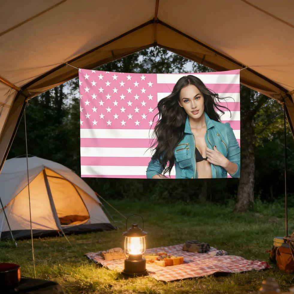

Меган Фокс Розовый Флаг США Гобелен Горячая Знаменитость Настенное Украшение Для Спальни Общежития Игровой Комнаты Эстетичный Декор Стены Флаг Гобелен 74x94cm(29x37in)