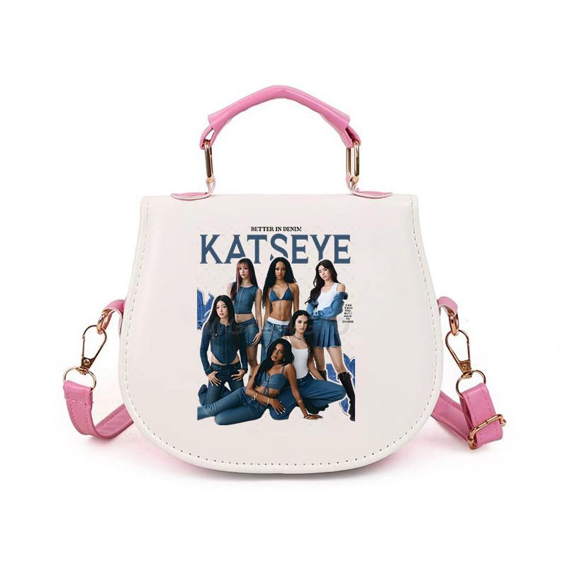 Unique Apparel Meisjes KATSEYE Geprint Lichtgewicht Crossbody Tas Casual PU Schoudertassen 14.5*17cm white
