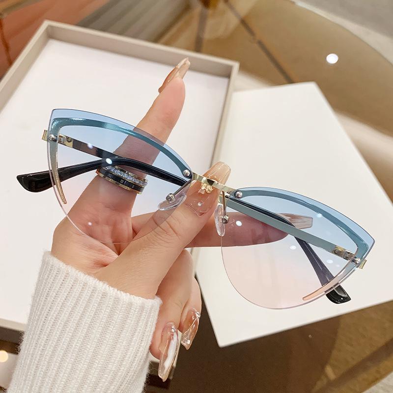 

High-End Celebrity Style UV-Protection Sunglasses for Men & Women - Korean Slimming Design for Large Faces