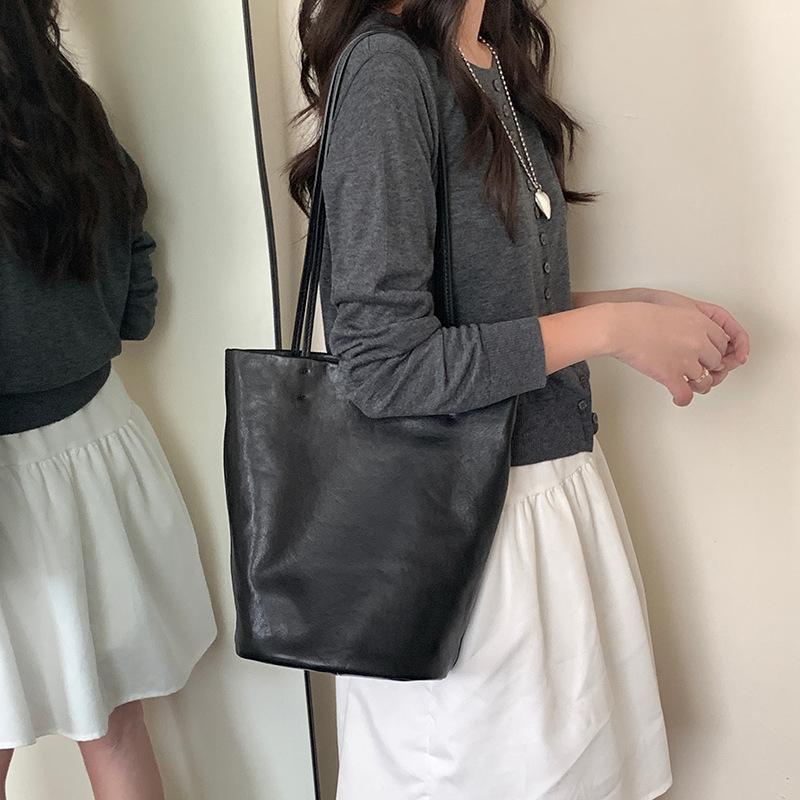 

Genuine Leather Retro Women s Bucket Bag, New Cowhide Simple Shoulder Bag, High-quality Commuting Large Capacity Women s Bag чёрный