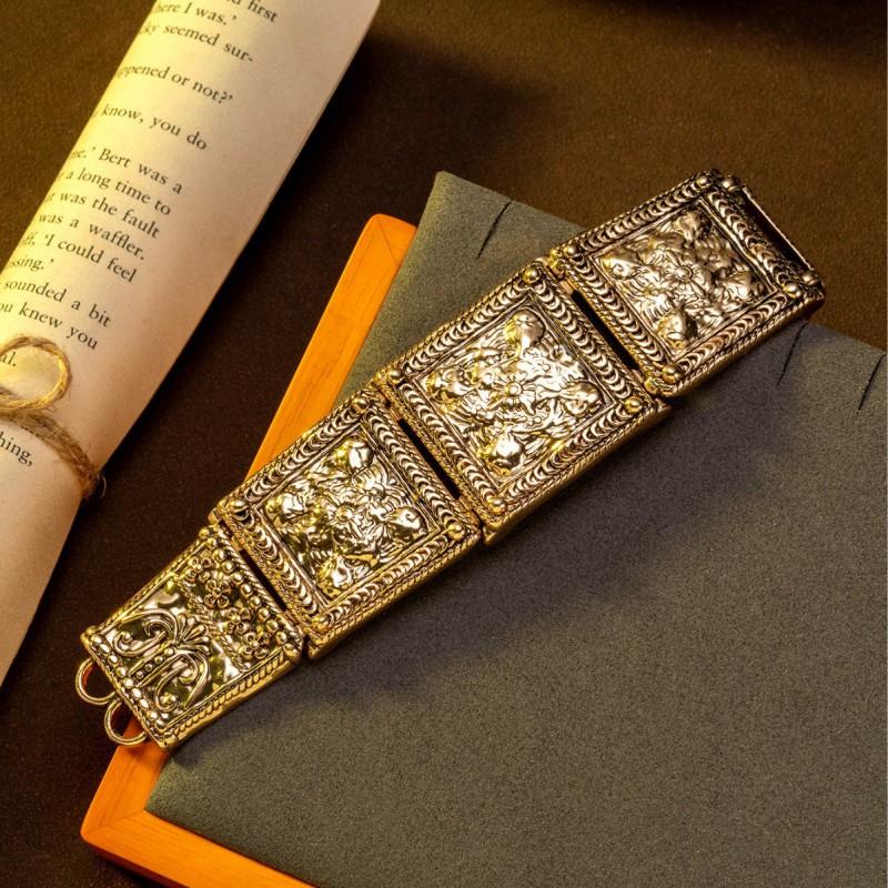 Bracelet Carré de Marque Relief Industrie Lourde Vintage Avec Texture Rétro Décoration Faite à la Main Sculpture de Palais Antique