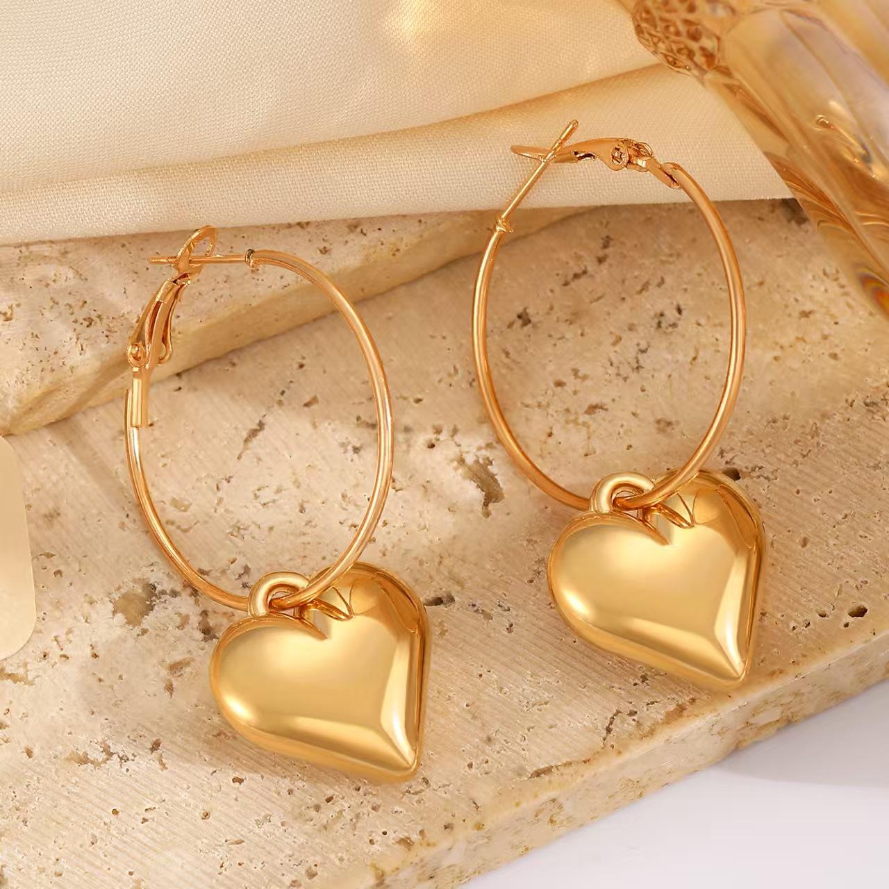 

Трендові тривимірні сережки-серця гіперболізованого розміру для жінок