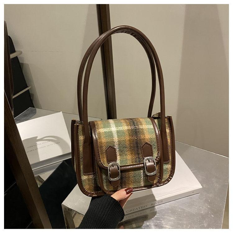 Осенняя шерстяная клетка 2025 простая новая корейская версия трендовая ретро кэжуал на одно плечо портативная подмышечная маленькая квадратная сумка женщина