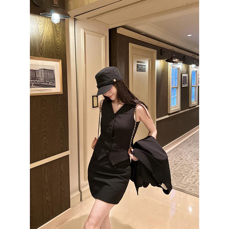 Baishiwang Korean-Style Four-Piece Set: Jacket, Vest, Skirt, and Suit for a Sophisticated Look.