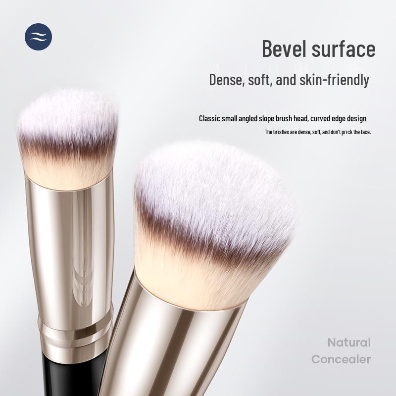 Pony's 170 Angled Foundation Brush & 270 Round Concealer Brush für streifenfreien Auftrag, mit 370 Streak-Free Concealer Brush.
