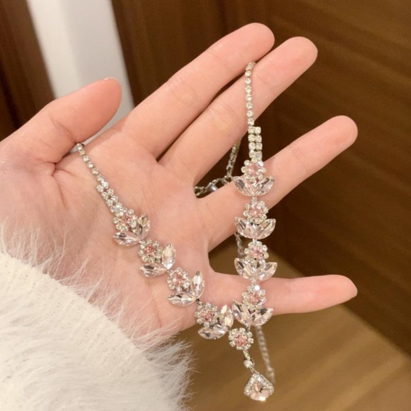 Diamond-encrusted flower stud earrings necklace, sweet and elegant temperament, versatile jewelry set, light luxury and high-end jewelry.