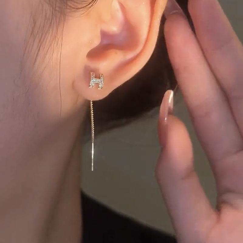 

Серьги с буквой H женские легкие роскошные темпераментные длинные кисточки маленькие ароматные английские серьги с цирконием