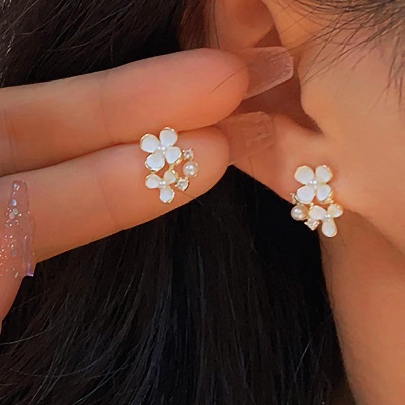 Factory Direct Supply of Flower Imitation Pearl Stud Earrings, Gentle Temperament Copper-plated Imitation Gold Earrings, Fresh and Versatile Earrings