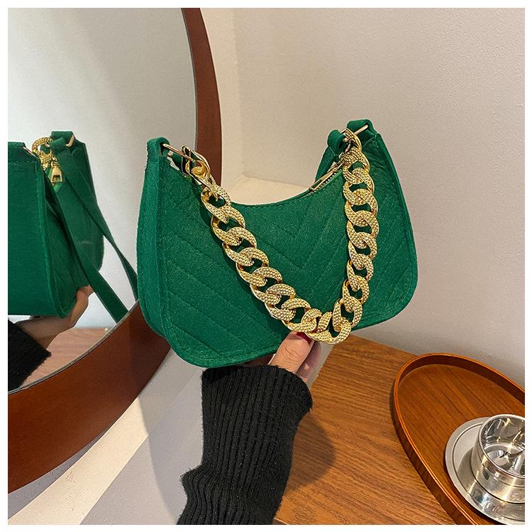 

Стильная женская сумка кроссбоди багет на цепочке Весна/Лето 2023