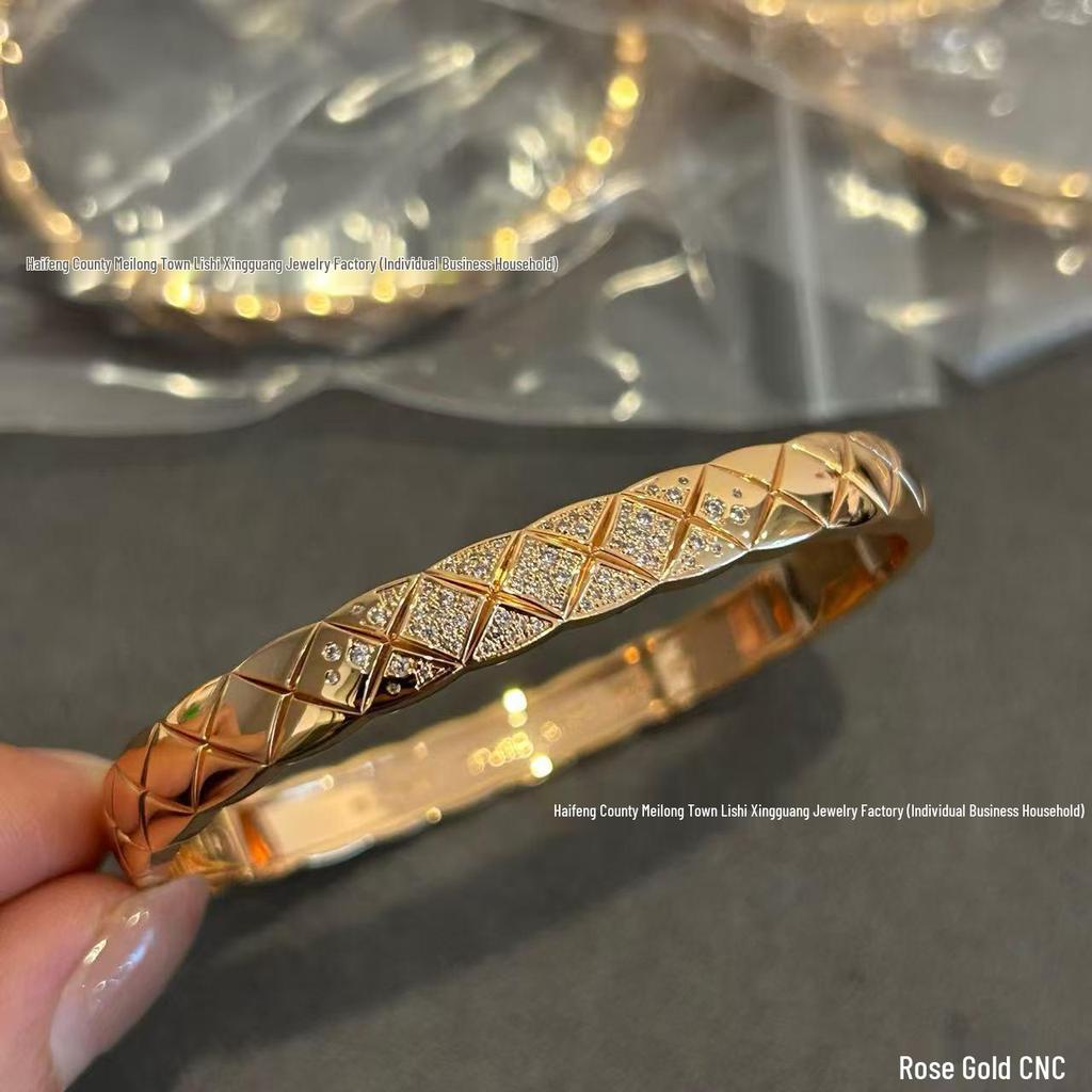 Pulseira feminina V Gold de alta qualidade com padrão de cruz Argyle cravejado de diamantes e usinagem CNC Coco.